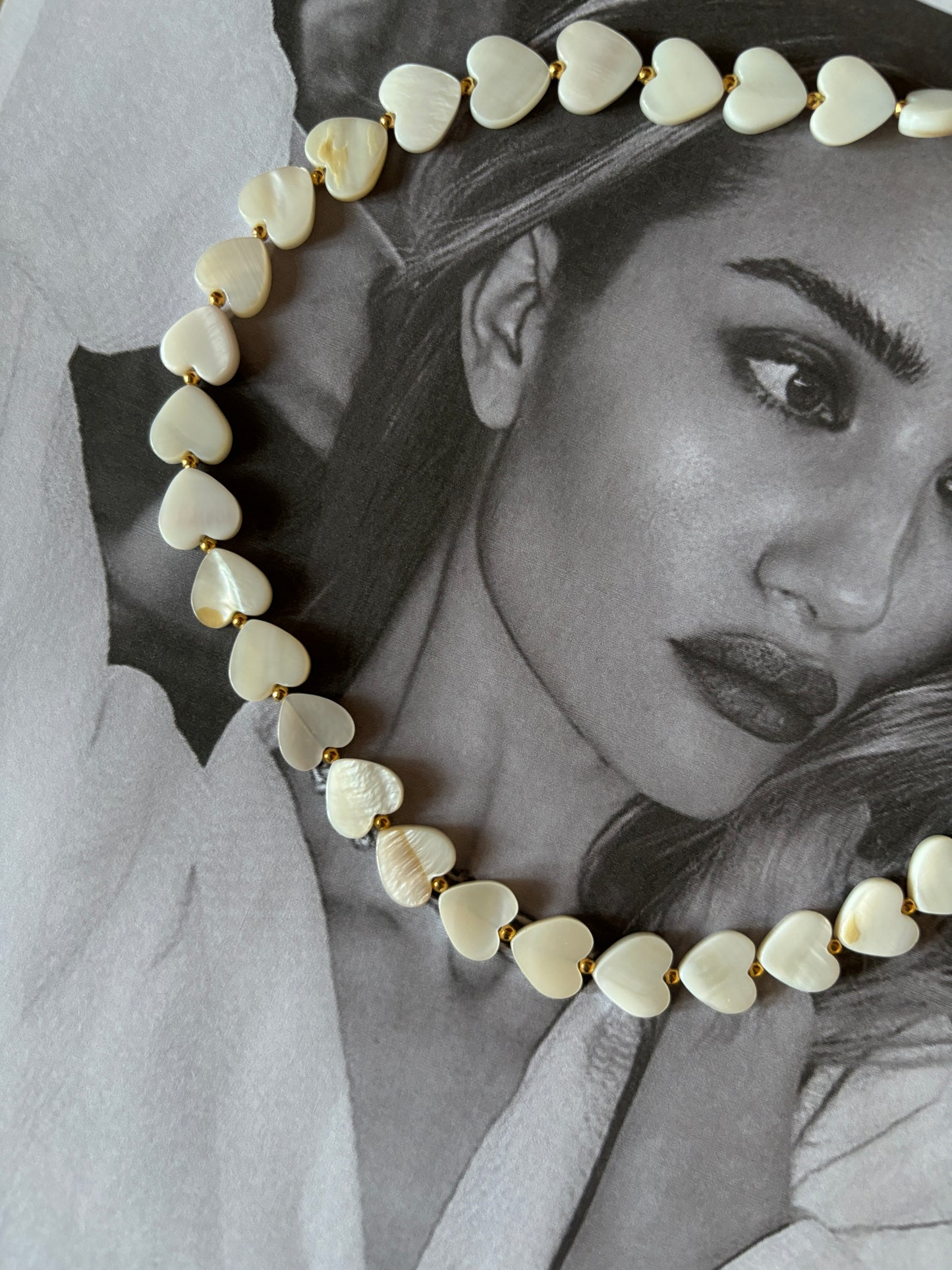 Choker con corazones madre perla