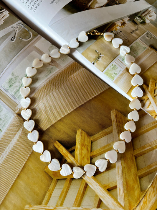 Choker con corazones madre perla