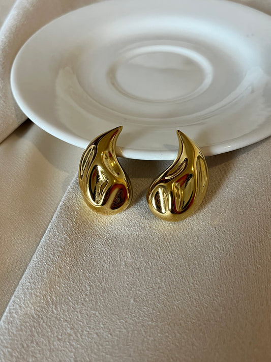 Aretes gotita hueca medianos