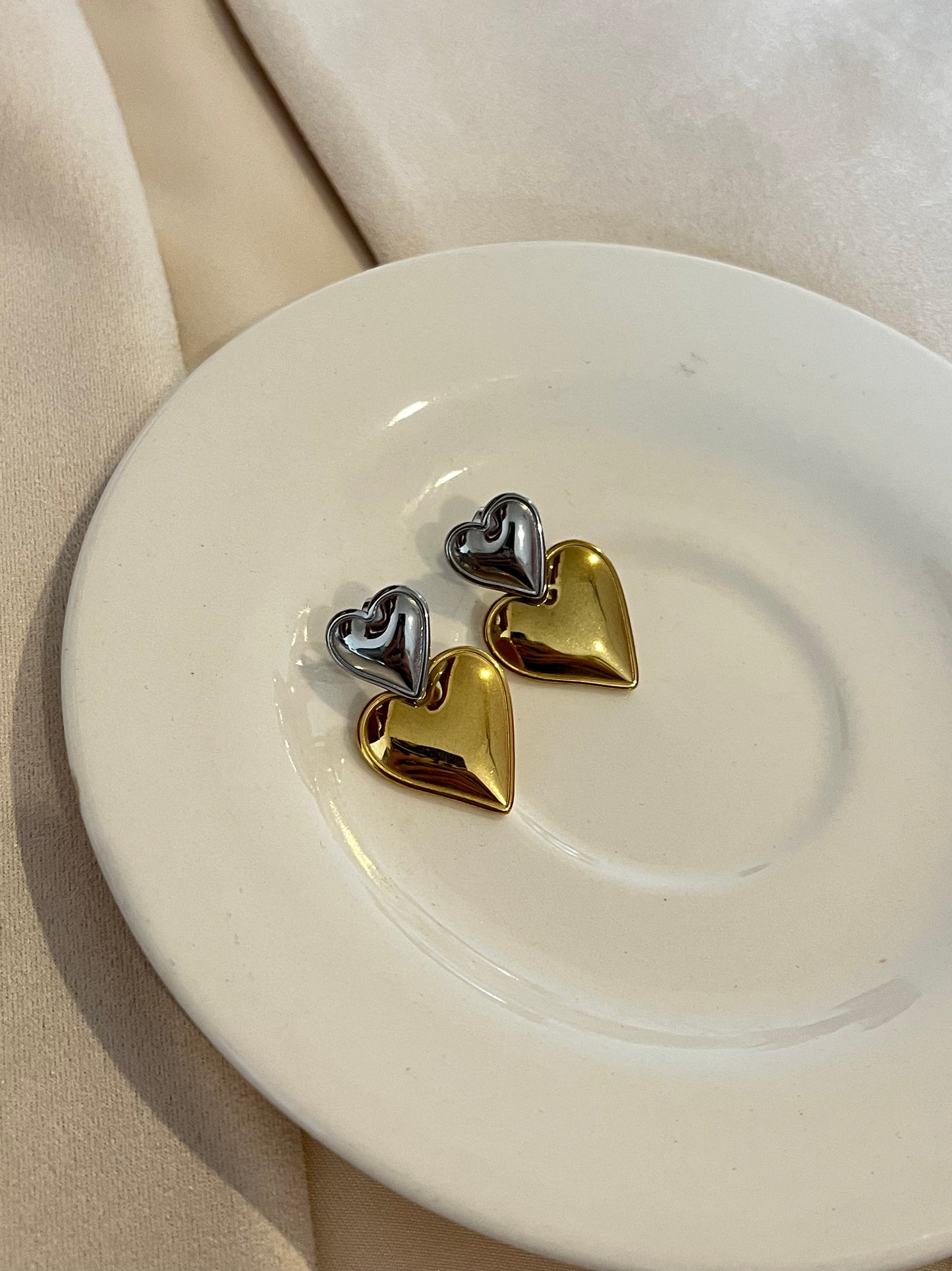 Aretes doble corazon dorado y plateado