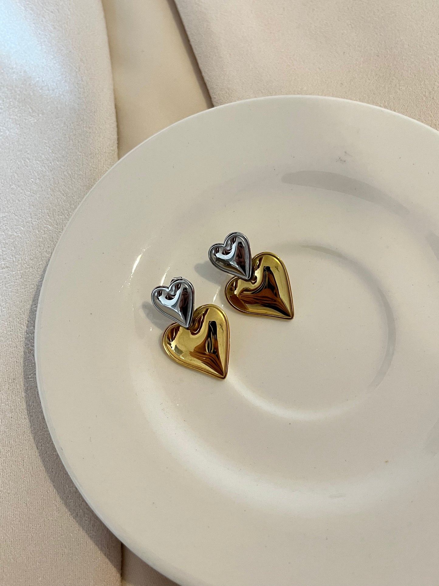 Aretes doble corazon dorado y plateado
