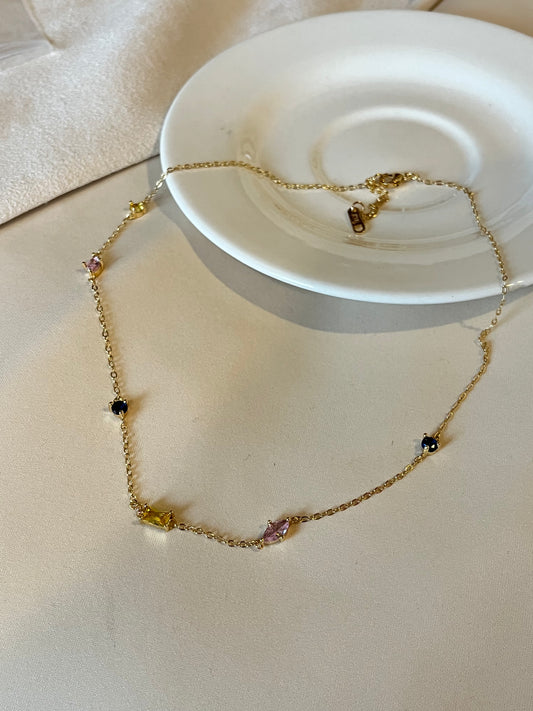 Collar delicado con zirconias de colores